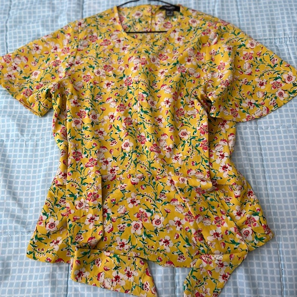 Beautiful yellow shirt with flowers. New, simple with ropes to tighten the waist - Picture 4 of 4